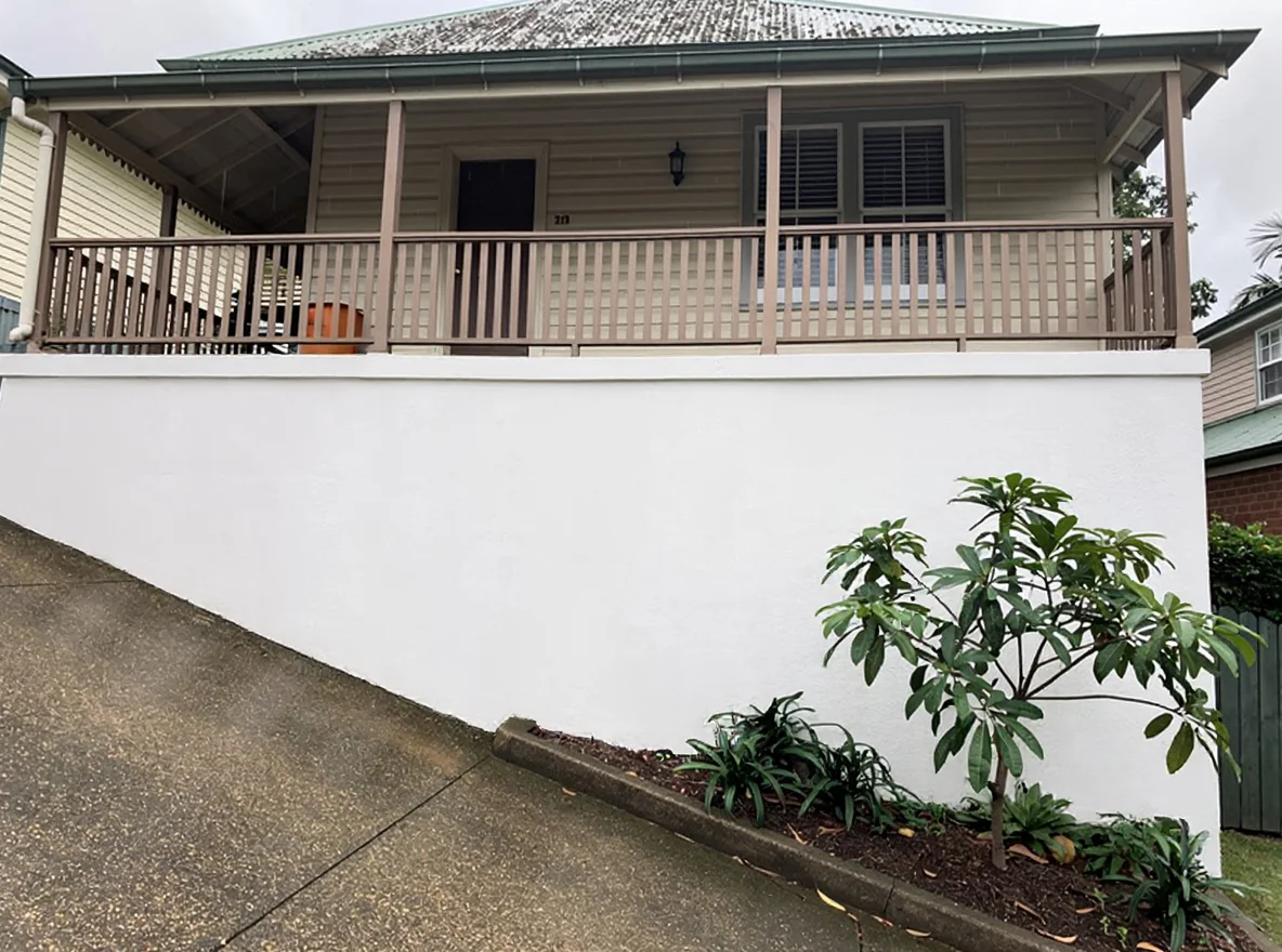 The same Paddington Queenslander after soft washing, cream render clean and free of mould